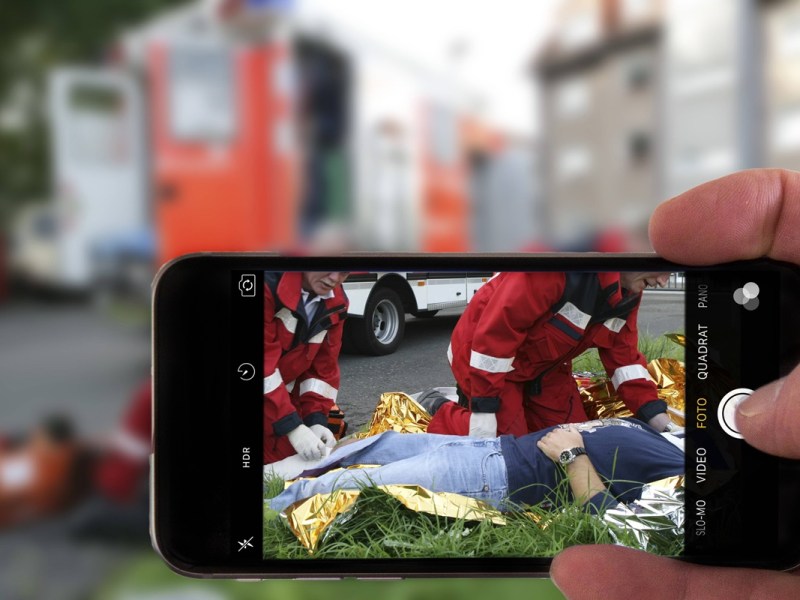 Immer öfter behindern Gaffer die Arbeit von Rettungskräften in Niedersachsen. (Symbolbild)