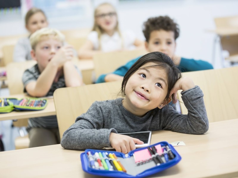 „Hier wird nur Deutsch gesprochen!“ – Wie Kinder Rassismus vom Küchentisch in die Schule tragen. Ein Interview mit dem Lehrer und Content Creator Emmanuel Krüss.