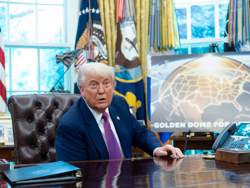Donald Trump Jr. will mit dem goldenem Handy punkten – doch das T1-Phone entpuppt sich als teures Technik-Märchen ohne Substanz.